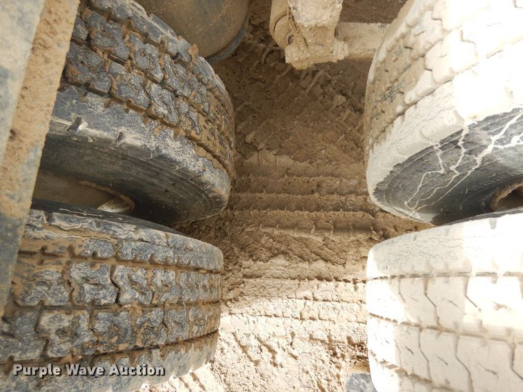 image for item H1846 2012 International 7600  semi truck