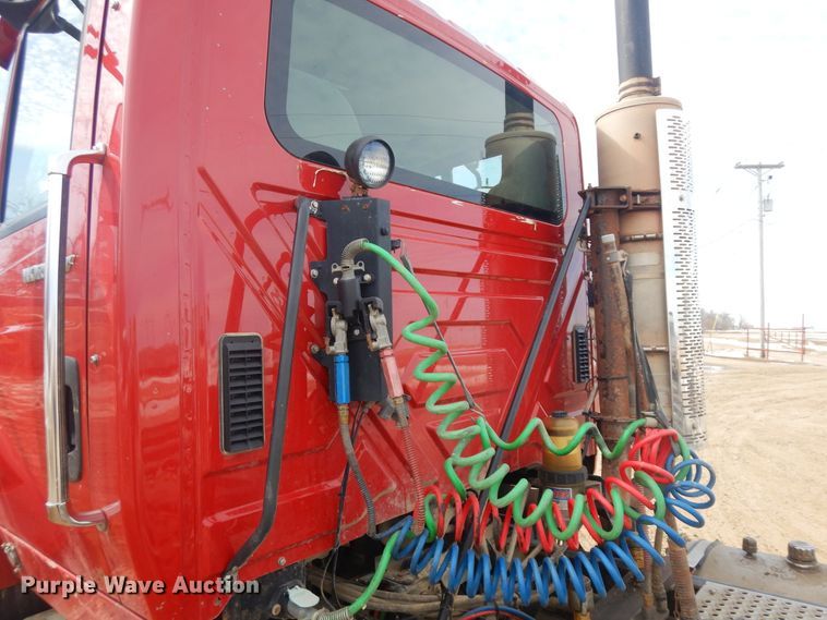 image for item H1846 2012 International 7600  semi truck