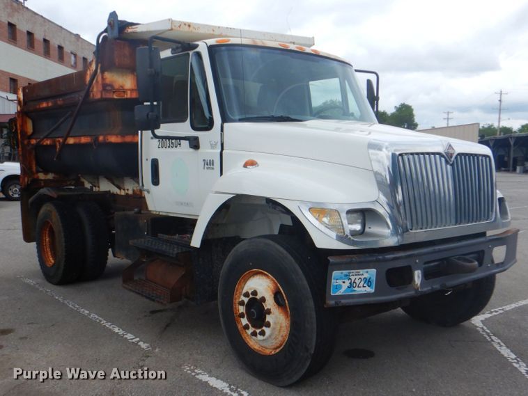 image for item IA9799 2003 International 7400  dump truck