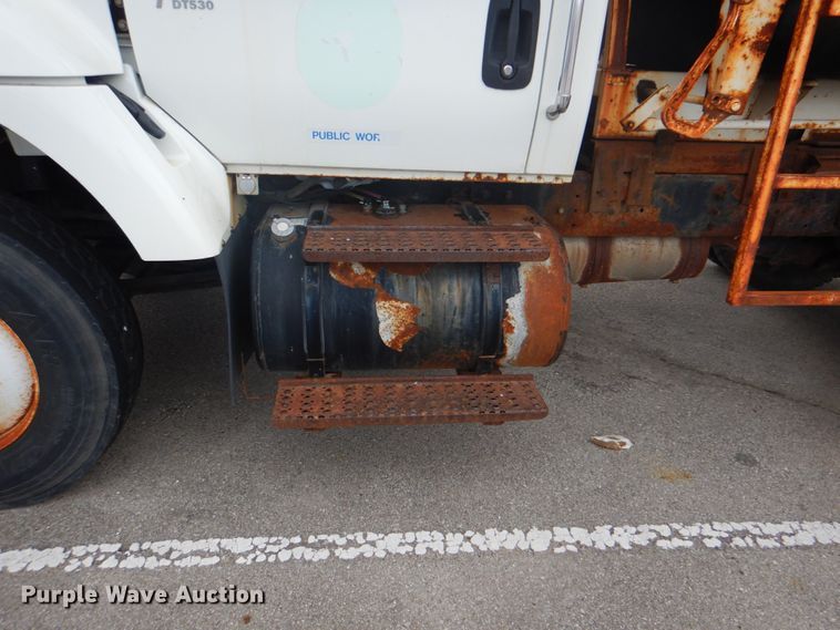 image for item IA9799 2003 International 7400  dump truck