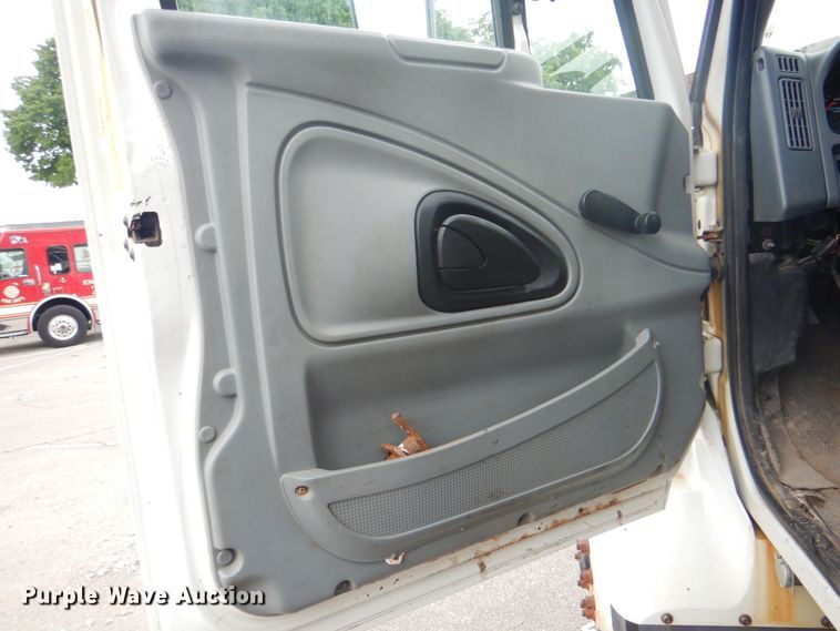 image for item IA9799 2003 International 7400  dump truck