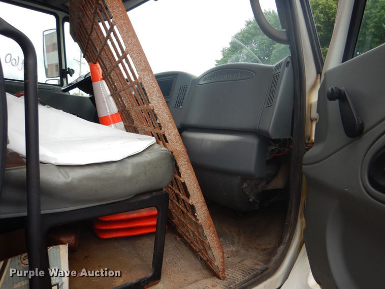 image for item IA9799 2003 International 7400  dump truck