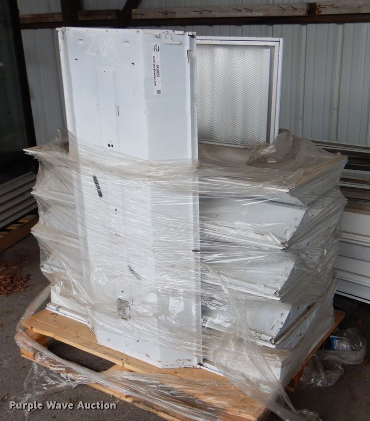 Light fixtures in Tulsa, OK Item IA9822 sold Purple Wave