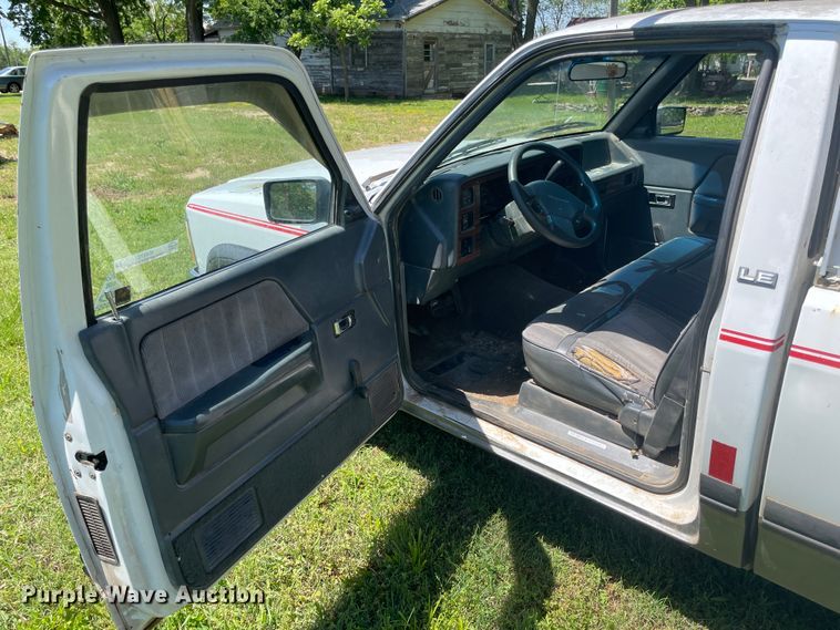 image for item IC9273 1993 Dodge Dakota  pickup truck