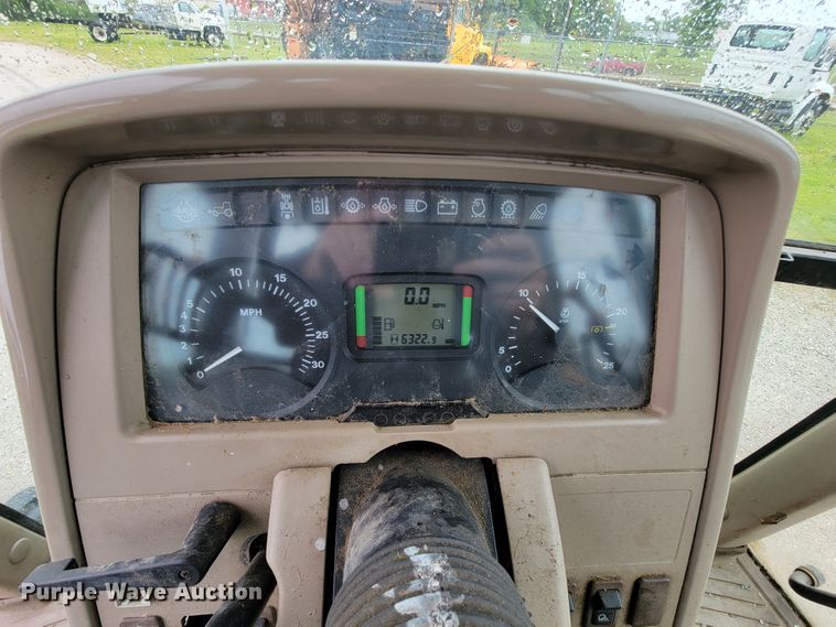 image for item IF9797 2007 John Deere 6415  tractor