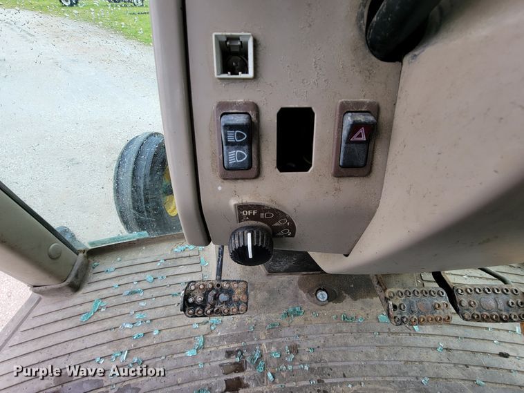 image for item IF9797 2007 John Deere 6415  tractor