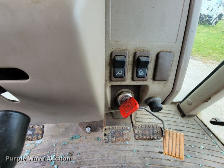 image for item IF9797 2007 John Deere 6415  tractor