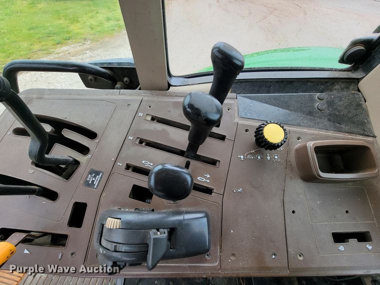 image for item IF9797 2007 John Deere 6415  tractor