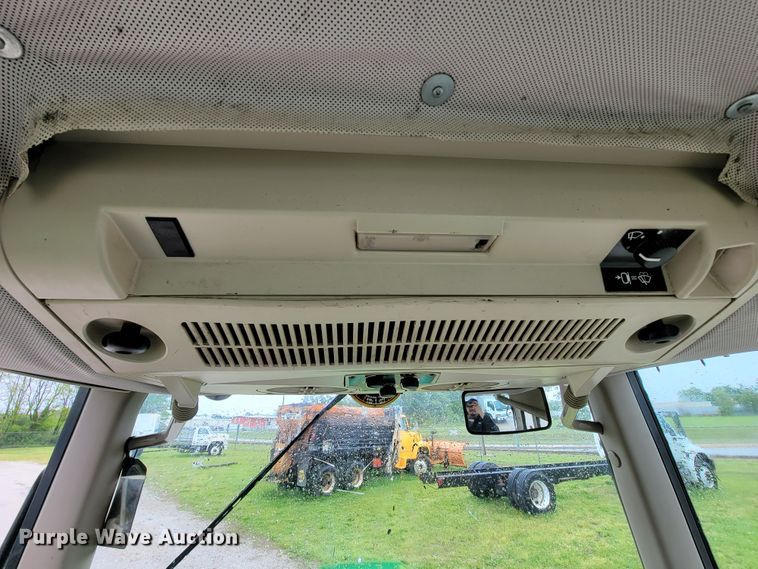 image for item IF9797 2007 John Deere 6415  tractor