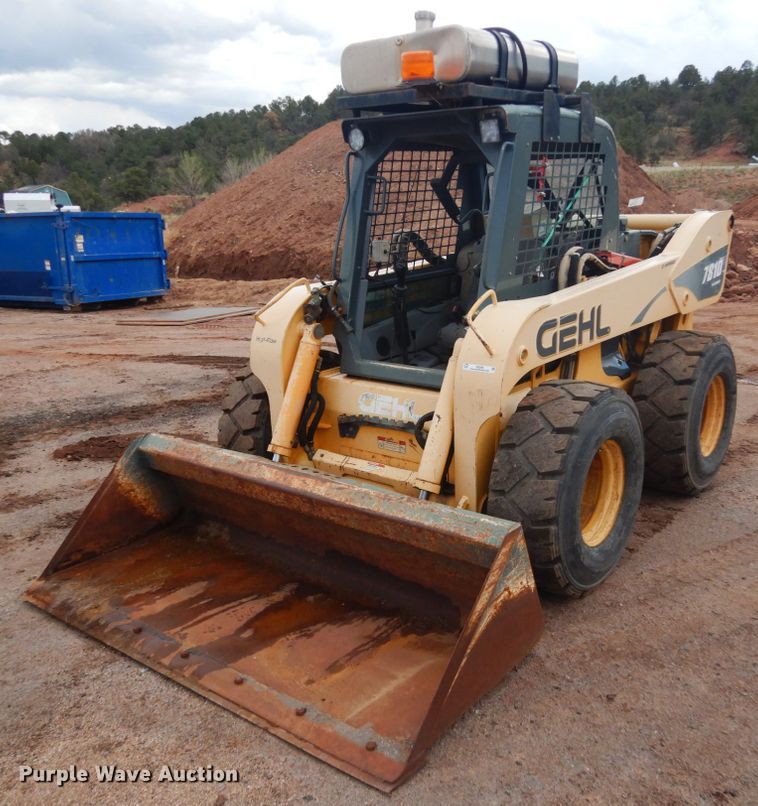 image for item IH9266 2004 Gehl SL7810  skid steer loader