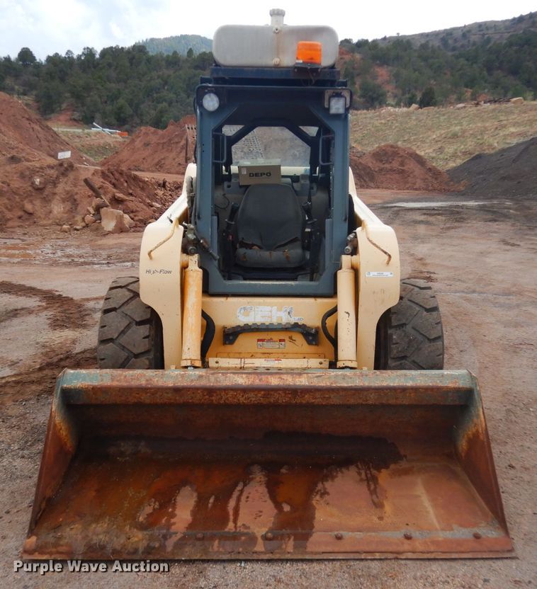 image for item IH9266 2004 Gehl SL7810  skid steer loader