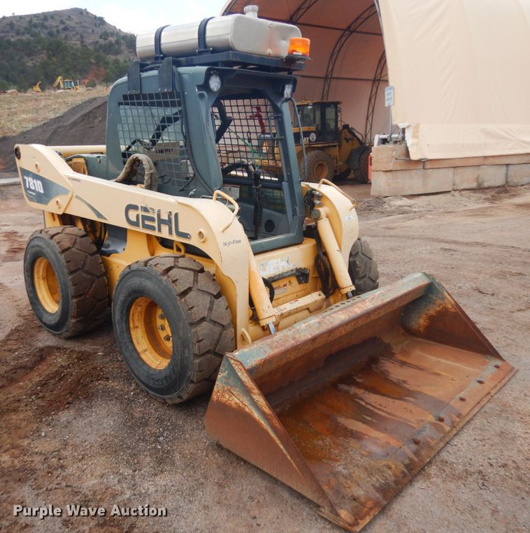 image for item IH9266 2004 Gehl SL7810  skid steer loader