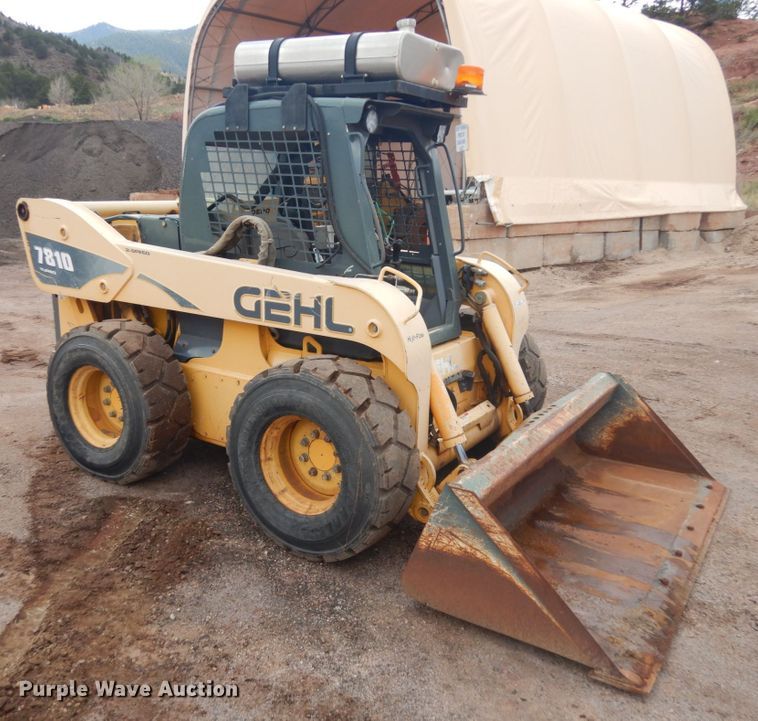 image for item IH9266 2004 Gehl SL7810  skid steer loader