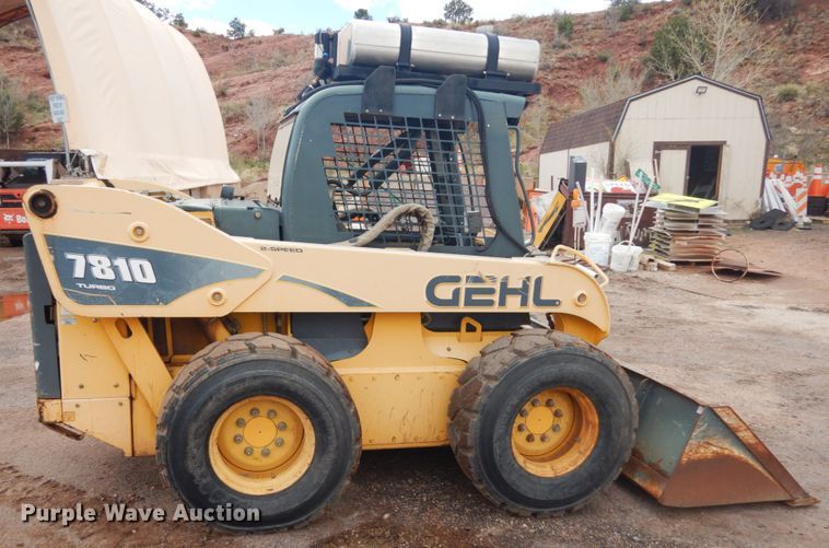 image for item IH9266 2004 Gehl SL7810  skid steer loader