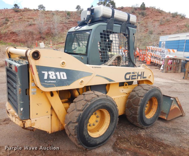 image for item IH9266 2004 Gehl SL7810  skid steer loader