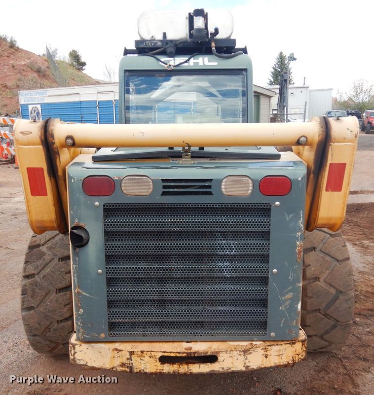 image for item IH9266 2004 Gehl SL7810  skid steer loader