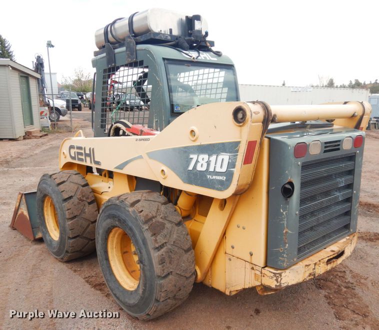 image for item IH9266 2004 Gehl SL7810  skid steer loader