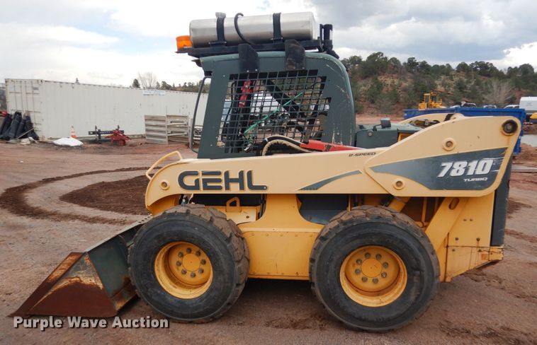 image for item IH9266 2004 Gehl SL7810  skid steer loader