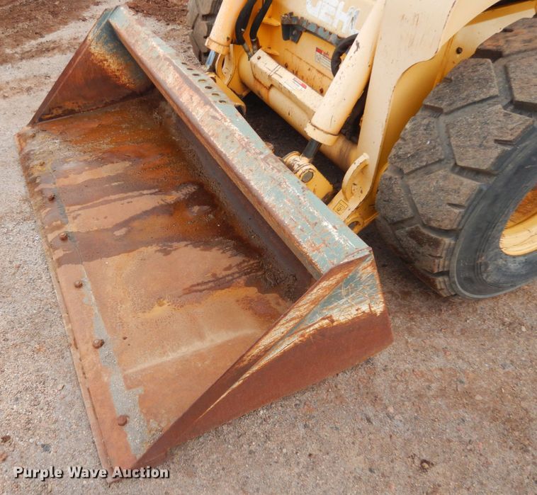 image for item IH9266 2004 Gehl SL7810  skid steer loader