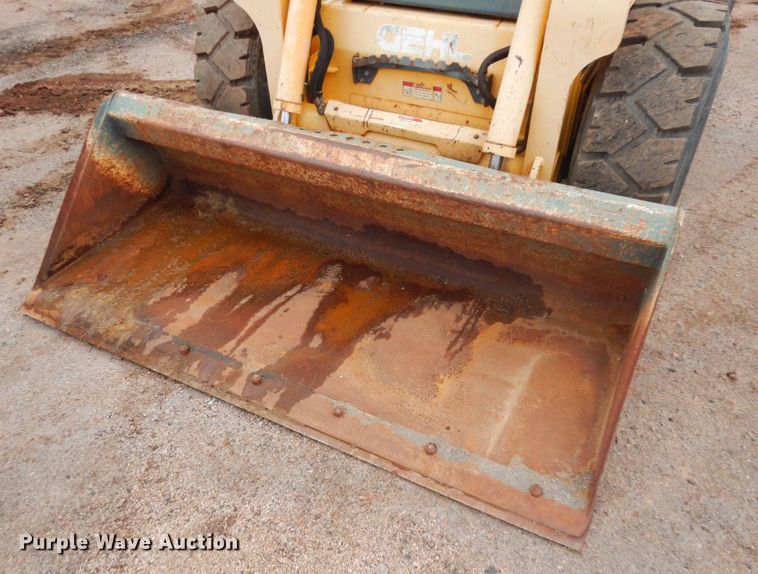 image for item IH9266 2004 Gehl SL7810  skid steer loader