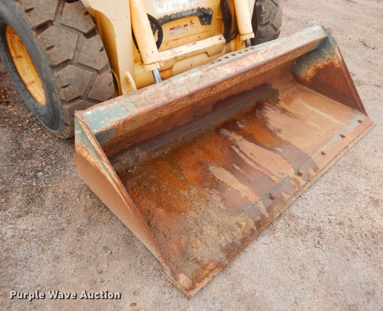 image for item IH9266 2004 Gehl SL7810  skid steer loader
