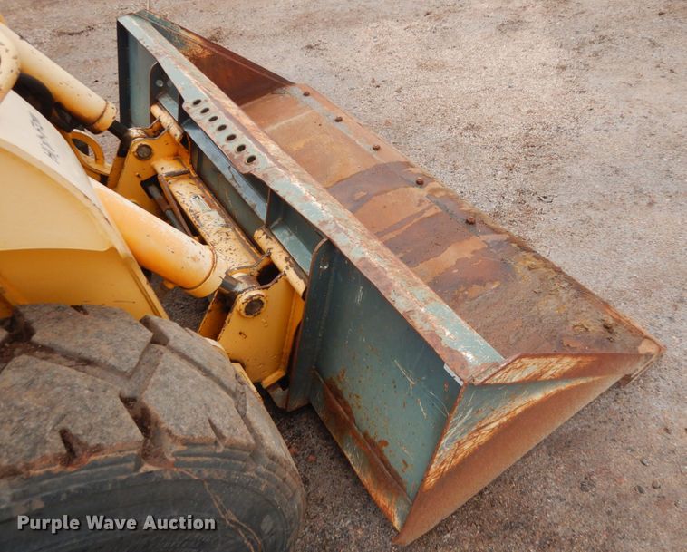 image for item IH9266 2004 Gehl SL7810  skid steer loader