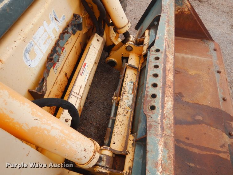 image for item IH9266 2004 Gehl SL7810  skid steer loader