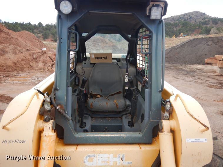 image for item IH9266 2004 Gehl SL7810  skid steer loader