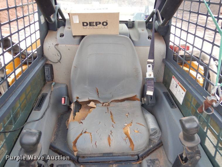 image for item IH9266 2004 Gehl SL7810  skid steer loader