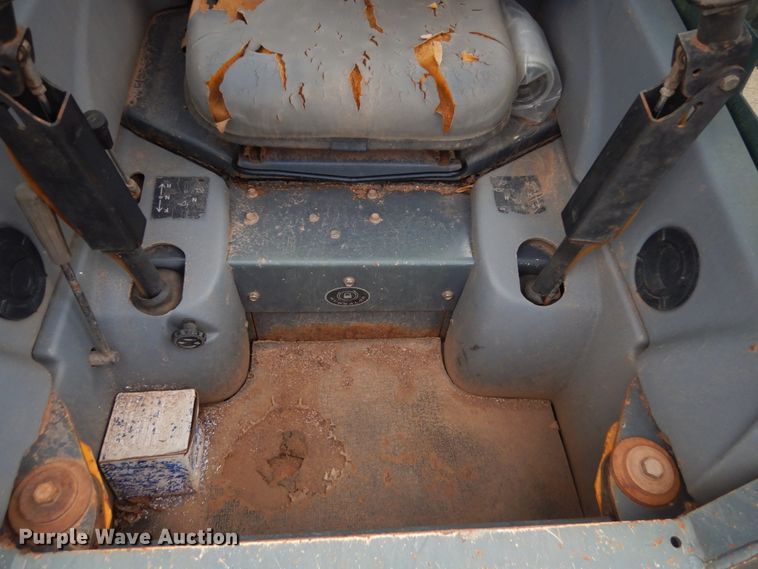 image for item IH9266 2004 Gehl SL7810  skid steer loader