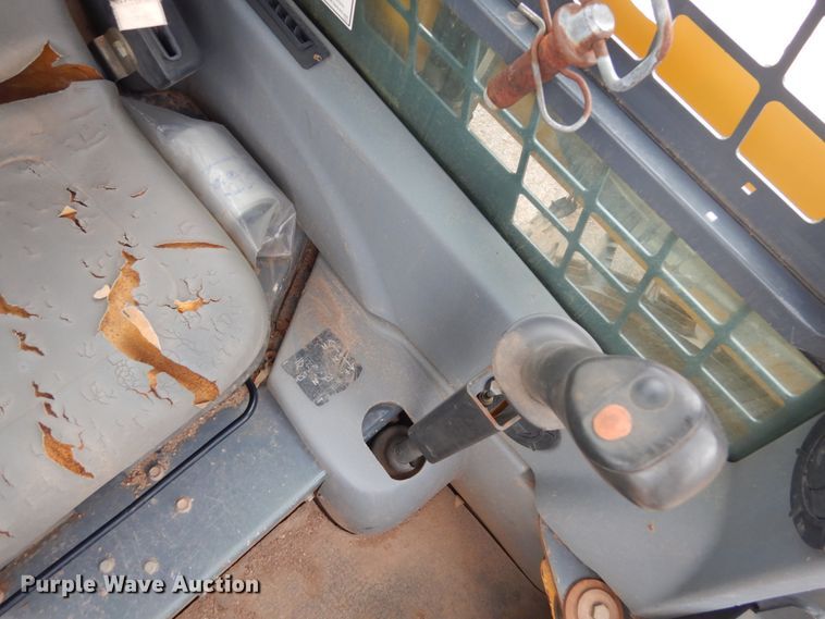 image for item IH9266 2004 Gehl SL7810  skid steer loader