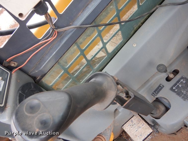 image for item IH9266 2004 Gehl SL7810  skid steer loader