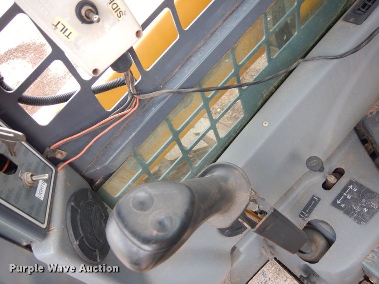 image for item IH9266 2004 Gehl SL7810  skid steer loader