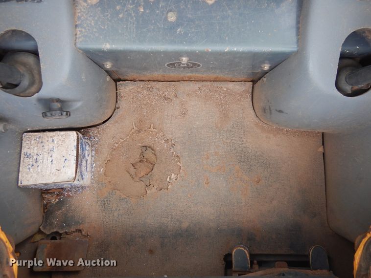 image for item IH9266 2004 Gehl SL7810  skid steer loader