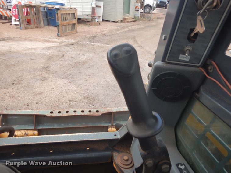 image for item IH9266 2004 Gehl SL7810  skid steer loader