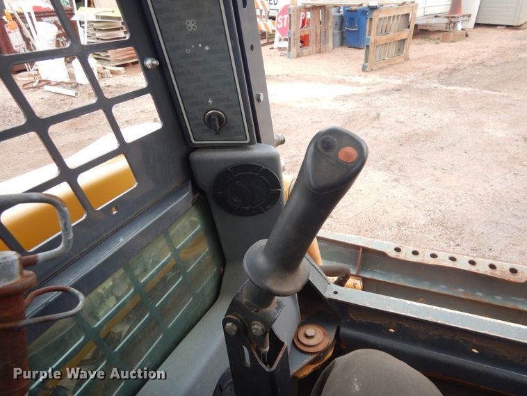 image for item IH9266 2004 Gehl SL7810  skid steer loader