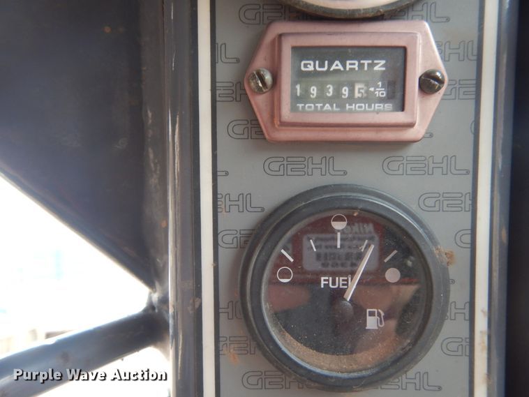 image for item IH9266 2004 Gehl SL7810  skid steer loader