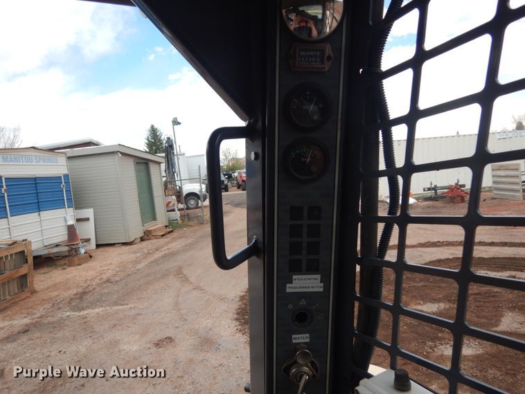 image for item IH9266 2004 Gehl SL7810  skid steer loader