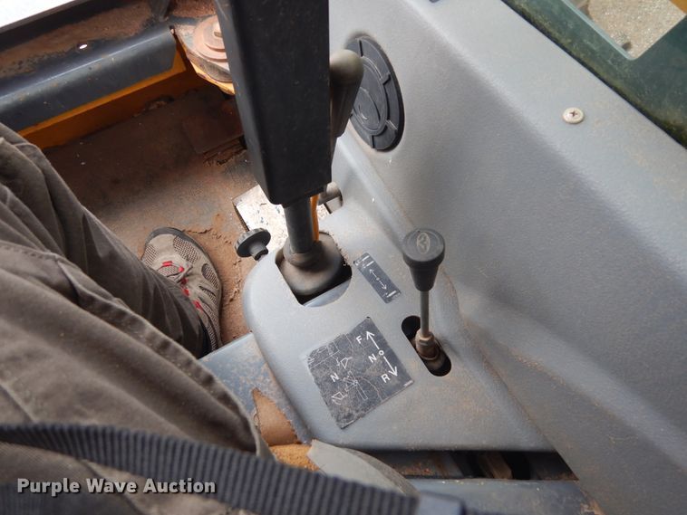 image for item IH9266 2004 Gehl SL7810  skid steer loader