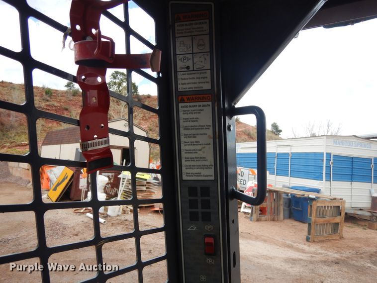 image for item IH9266 2004 Gehl SL7810  skid steer loader