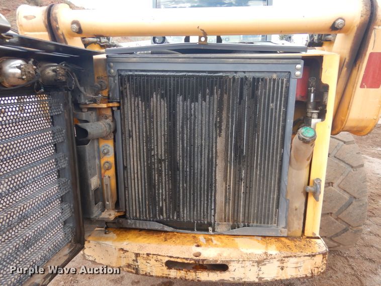 image for item IH9266 2004 Gehl SL7810  skid steer loader