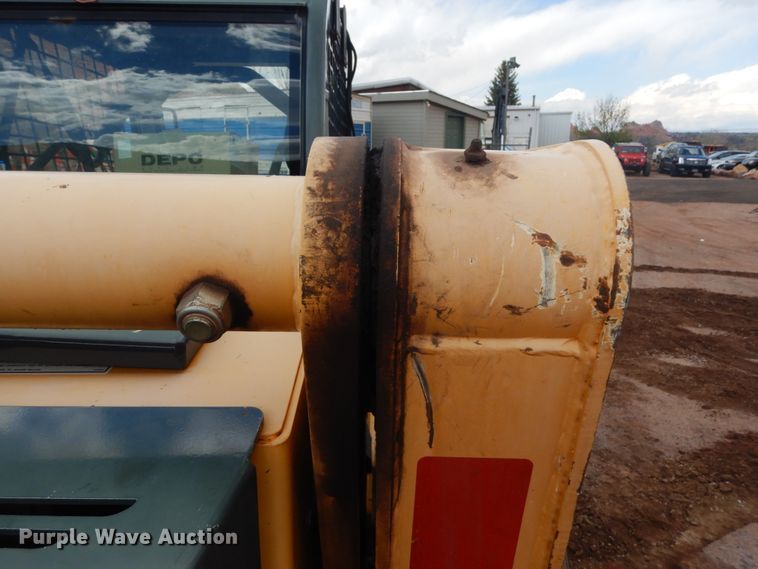 image for item IH9266 2004 Gehl SL7810  skid steer loader