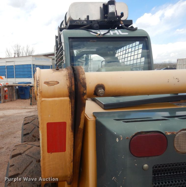 image for item IH9266 2004 Gehl SL7810  skid steer loader