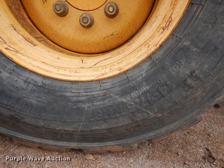 image for item IH9266 2004 Gehl SL7810  skid steer loader