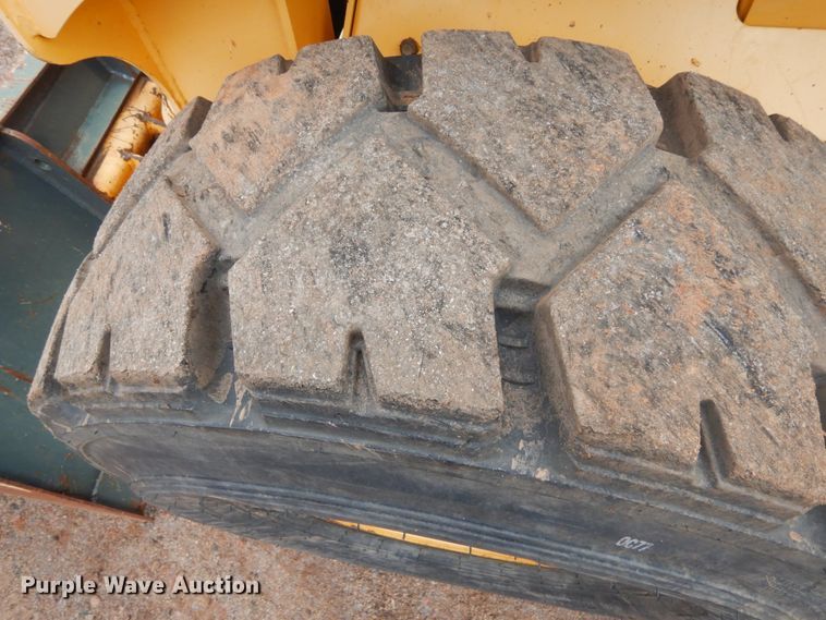 image for item IH9266 2004 Gehl SL7810  skid steer loader