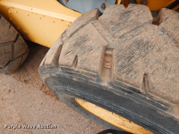 image for item IH9266 2004 Gehl SL7810  skid steer loader