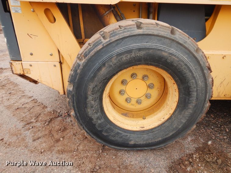 image for item IH9266 2004 Gehl SL7810  skid steer loader