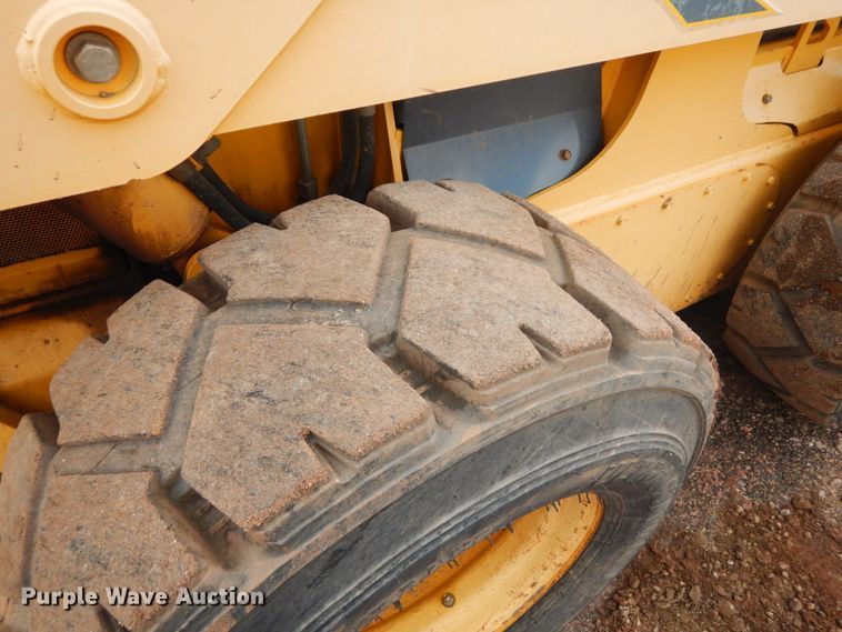 image for item IH9266 2004 Gehl SL7810  skid steer loader