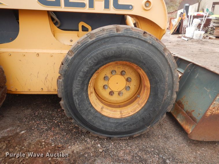 image for item IH9266 2004 Gehl SL7810  skid steer loader