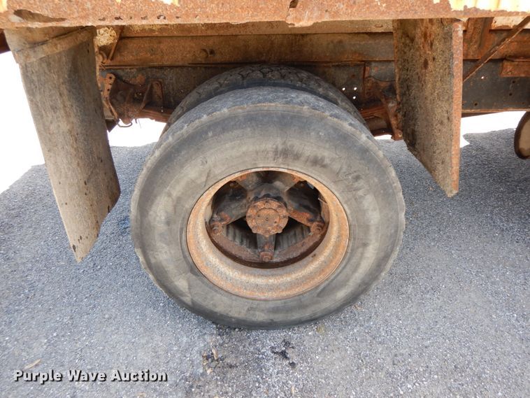 image for item IL9363 1989 International 1954  dump truck